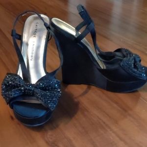 Black wedges with bows